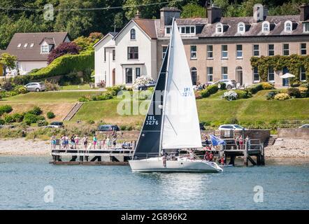 Crosshaven, Cork, Irlande. 18 juillet 2021. Des yachts naviguent autour du port par une chaude journée d'été où les températures ont atteint vingt-six degrés à Crosshaven, Co. Cork, Irlande. - photo; David Creedon / Alamy Live News Banque D'Images