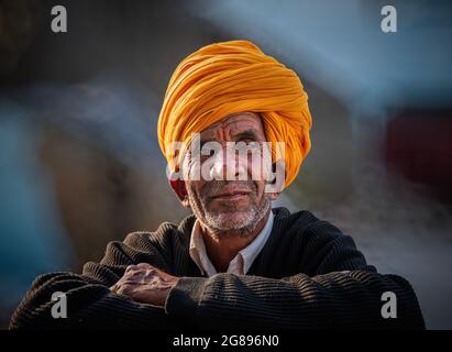 Pushkar, Rajasthan, Inde - 15 janvier 2020 : Portrait d'un Indien Rajasthani vêtu d'une tenue traditionnelle avec du turban (Pagadi) sur la tête à P Banque D'Images