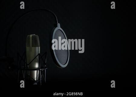 Studio d'enregistrement sonore et vocal sans personne. Filtre anti-bruit et microphone de style vintage pour un enregistrement avec réduction du bruit et absorption de la mousse par résonance Banque D'Images
