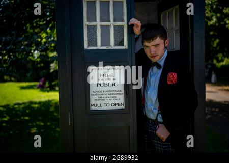 Se rafraîchir à l'extérieur du TARDIS est Daniel Cadwalldr-Jones, habillé comme le second Dr Who, Patrick Troughton, à la Forêt de Fantasy, un festival en plein air au château de Sudeley à Cheltenham, Qui reste le seul château privé d'Angleterre à avoir une reine enterrée dans le domaine - la reine Katherine Parr, la dernière et la survie de la femme du roi Henri VIII - qui a vécu et est mort dans le château. Date de la photo: Dimanche 18 juillet 2021. Banque D'Images