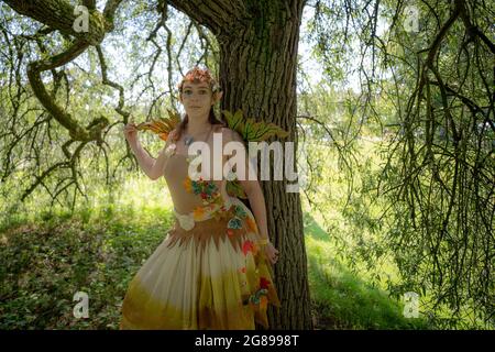 Lou Reardon, vêtu de l'automne de l'érable, se rafraîchit dans les arbres de la forêt de Fantasy, un festival en plein air au château de Sudeley à Cheltenham, Qui reste le seul château privé d'Angleterre à avoir une reine enterrée dans le domaine - la reine Katherine Parr, la dernière et la survie de la femme du roi Henri VIII - qui a vécu et est mort dans le château. Date de la photo: Dimanche 18 juillet 2021. Banque D'Images