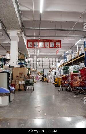 Varsovie, Pologne - 27 juin 2021 : entrepôt de supermarché. Faire du shopping dans un supermarché pendant l'épidémie de COVID-19. Banque D'Images