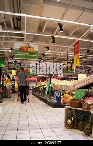 Varsovie, Pologne - 27 juin 2021 : fruits et légumes dans les stands. Faire du shopping dans un supermarché pendant l'épidémie de COVID-19. Banque D'Images