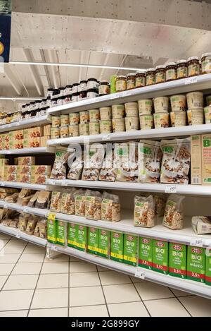 Varsovie, Pologne - 27 juin 2021 : régiments de céréales pour le petit déjeuner. Faire du shopping dans un supermarché pendant l'épidémie de COVID-19. Banque D'Images