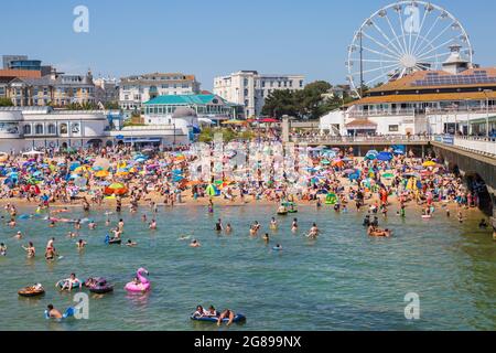 Bournemouth, Dorset, Royaume-Uni.18th juillet 2021.Météo au Royaume-Uni : journée chaude et ensoleillée sur la plage de Bournemouth sur la côte sud, tandis que la foule se déferle en bord de mer et que les amateurs de soleil profitent du soleil au cours de la vague de chaleur.Les plages sont remplies de peu d'espace libre et de parkings pleins.Crédit : Carolyn Jenkins/Alay Live News Banque D'Images