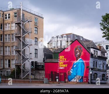 Une fresque dans la baie de Cardiff montre l'appartenance ethnique diverse des habitants de cardiff. Photo numéro 3991 Banque D'Images