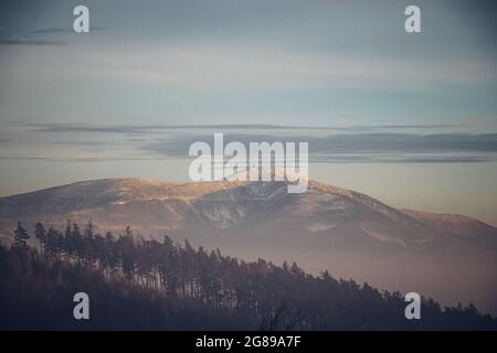 Vue sur la plus célèbre montagne de la République tchèque, Lysa Hora, située dans les monts Beskydy au coucher du soleil en hiver. Banque D'Images