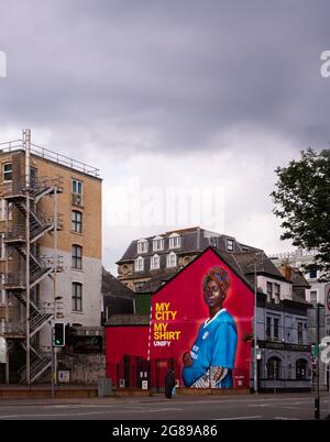 My City My shirt est une fresque murale de Cardiff Bay représentant les origines ethniques diverses de Cardiff. Photo numéro 3989. Banque D'Images