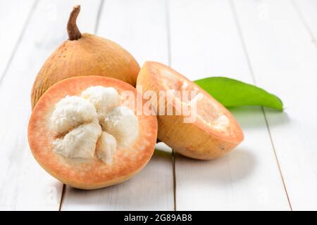 Moitié Santol sur fond de bois, Santol a le goût aigre et le milieu de santol est plus doux. C'est un fruit très célèbre de la province de Lophuri. THAÏLANDE Banque D'Images