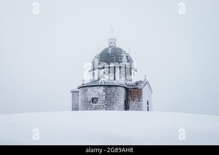 Chapelle hétriorique sur le mont Radhost à Pustevny, dans les montagnes de Beskydy, à l'est de la République tchèque. Minimalisme. La chapelle sort de la brume blanche Banque D'Images