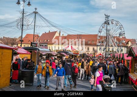 Sibiu, Roumanie - 16 novembre 2019. Vue sur le marché de Noël traditionnel dans le centre historique de Sibiu, Transylvanie, Roumanie. Banque D'Images