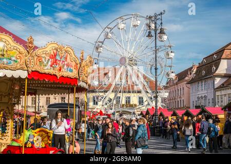 Sibiu, Roumanie - 16 novembre 2019. Vue sur le marché de Noël traditionnel dans le centre historique de Sibiu, Transylvanie, Roumanie. Banque D'Images