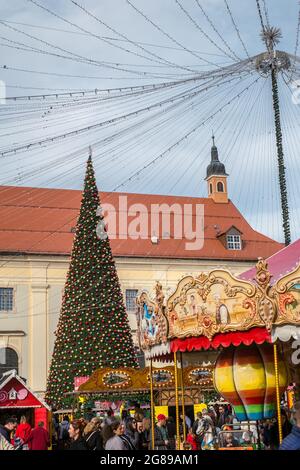 Sibiu, Roumanie - 16 novembre 2019. Vue sur le marché de Noël traditionnel dans le centre historique de Sibiu, Transylvanie, Roumanie. Banque D'Images