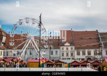 Sibiu, Roumanie - 16 novembre 2019. Vue sur le marché de Noël traditionnel dans le centre historique de Sibiu, Transylvanie, Roumanie. Banque D'Images