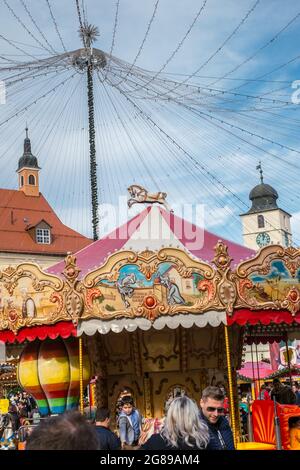 Sibiu, Roumanie - 16 novembre 2019. Vue sur le marché de Noël traditionnel dans le centre historique de Sibiu, Transylvanie, Roumanie. Banque D'Images