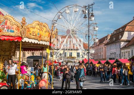 Sibiu, Roumanie - 16 novembre 2019. Vue sur le marché de Noël traditionnel dans le centre historique de Sibiu, Transylvanie, Roumanie. Banque D'Images