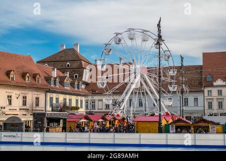 Sibiu, Roumanie - 16 novembre 2019. Vue sur le marché de Noël traditionnel dans le centre historique de Sibiu, Transylvanie, Roumanie. Banque D'Images