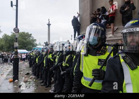 La police anti-émeute s'est affronte avec les fans lors de la finale de l'Euro 2020 entre l'Angleterre et l'Italie, Trafalgar Square, Londres, 11 juillet 2021 Banque D'Images