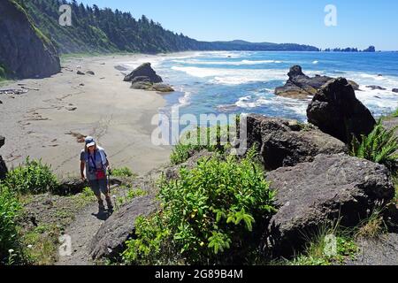 Randonneur sur la plage isolée Shi Shi Beach sur la côte Pacifique près de Neah Bay, , Parc national olympique, Washington Banque D'Images