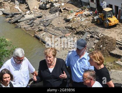 Schuld, Allemagne. 18 juillet 2021. La chancelière allemande Angela Merkel (2e à partir de la gauche) et Malu Dreyer (r, SPD), Premier ministre de Rhénanie-Palatinat, se tiennent sur un pont surplombant le village ravagé par les inondations de Schuld, près de Bad Neuenahr-Ahrweiler, et parlent aux travailleurs humanitaires et aux résidents touchés. Credit: Christof Stache/POOL AFP/dpa/Alay Live News Banque D'Images