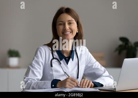 Bonne confiance jeune femme médecin assis sur le lieu de travail Banque D'Images