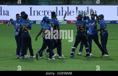 Colombo, Sri Lanka. 18 juillet 2021. Les coéquipiers sri lankais célèbrent après avoir congédié le Prithvi Shaw en Inde lors du premier match international de cricket d'une journée (ODI) entre le Sri Lanka et l'Inde au stade R.Premadasa à Colombo le 18 juillet 2021. (Credit image: © Pradeep Dambarage/ZUMA Press Wire) Banque D'Images
