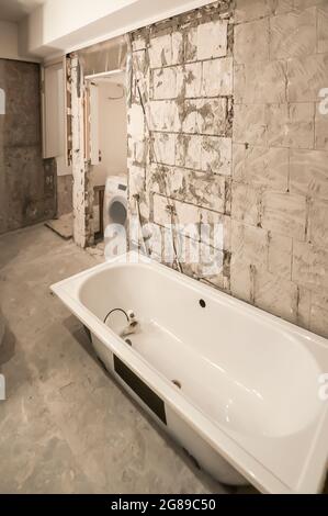 Vue sur une salle de bains dans laquelle des dommages importants ont été causés par l'eau. Certains des anciens objets sont encore là Banque D'Images