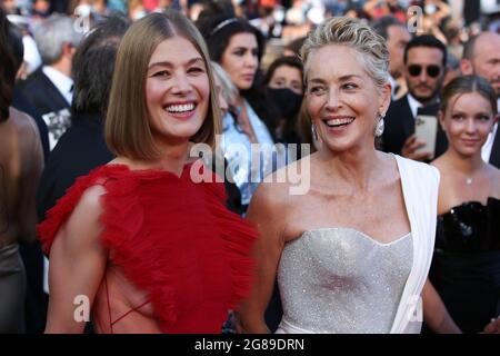 Cannes, France. 17 juillet 2021. Rosamund PIKE et Sharon STONE assistent à la cérémonie de clôture et à la projection de 'OSS 117 : de l'Afrique avec amour' par Nicolas BEDOS dans le cadre du 74e Festival annuel de Cannes le 9 juillet 2021 à Cannes, France crédit: Mickael Chavet/Alay Live News Banque D'Images