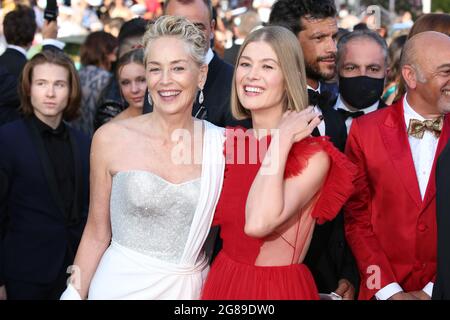 Cannes, France. 17 juillet 2021. Rosamund PIKE et Sharon STONE assistent à la cérémonie de clôture et à la projection de 'OSS 117 : de l'Afrique avec amour' par Nicolas BEDOS dans le cadre du 74e Festival annuel de Cannes le 9 juillet 2021 à Cannes, France crédit: Mickael Chavet/Alay Live News Banque D'Images