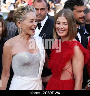 Cannes, France. 17 juillet 2021. Rosamund PIKE et Sharon STONE assistent à la cérémonie de clôture et à la projection de 'OSS 117 : de l'Afrique avec amour' par Nicolas BEDOS dans le cadre du 74e Festival annuel de Cannes le 9 juillet 2021 à Cannes, France crédit: Mickael Chavet/Alay Live News Banque D'Images