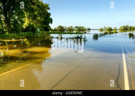 Inondation éclair après de fortes pluies en Rhénanie-du-Nord-Westphalie dans la réserve naturelle du Grietherorter et du Bienener Altrhein, route inondée Banque D'Images