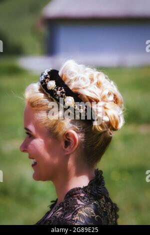 Portrait de la femme Blonde en robe de dentelle avec serre-tête et cheveux curly , photo de côté Banque D'Images