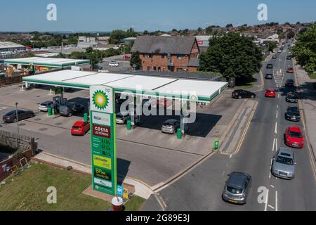 Station-service, vue aérienne d'une station-service BP par une journée ensoleillée pendant une crise du carburant et du coût de la vie au Royaume-Uni Banque D'Images