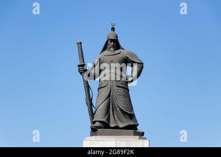 Séoul, en Korea-Nov 4, 2018 : Statue de l'amiral Yi Sun-Sin, commandant naval coréen, situé à Gwanghamun carré avec fond de ciel bleu Banque D'Images