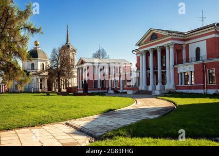 Domaine de la famille Goncharovs (Zagryazhsky) dans le village de Yaropolets. Manoir et église Saint-Jean-Baptiste. Moscou, Russie Banque D'Images