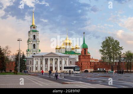 Tula, Russie - 2021 mai : vue sur le Kremlin de Tula dans la soirée au coucher du soleil. Les habitants de la place près du Kremlin. Banque D'Images