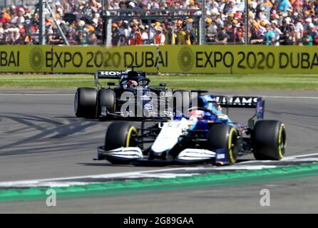 Yuki Tsunoda d'AlphaTauri (à gauche) pendant le Grand Prix britannique à Silverstone, à Towcester. Photo Date: Dimanche 18 juillet 2021. Banque D'Images