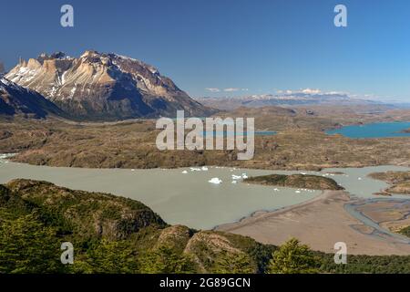 Belle vue sur le paysage de la patagonie au parc national Torres del Paine, Chili, avec lac Grey et d'autres lacs en différentes couleurs Banque D'Images