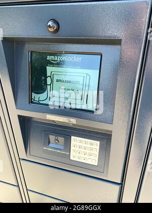 Le casier du Hub Amazon pour un autre lieu de livraison en dehors d'un magasin de proximité permet aux acheteurs de commander sur Amazon et des récupérer dans un casier. Banque D'Images