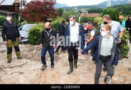 18 juillet 2021, Bavière, Schönau : Markus Söder (3e à partir de la gauche), président du CSU et premier ministre bavarois, et OLAF Scholz (SPD, 2e à partir de la gauche), ministre allemand des Finances et candidat à la chancelière, traversent la boue pour une déclaration à la presse sur la tempête et les inondations en Bavière. Photo: Felix Hörhager/dpa Banque D'Images