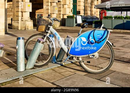 Bath, Avon, Somerset, Royaume-Uni - décembre 18 2017: Un programme de location de vélos Nextbike dans sa station d'accueil Banque D'Images