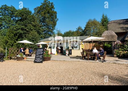 Le Lake Shearwater Tea Rooms de Crockerton à Wiltshire accueille ses clients tout en respectant les règles strictes de Covid au Royaume-Uni Banque D'Images