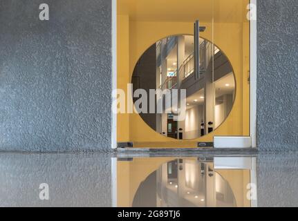 Éléments de décorations architecturales des bâtiments, portes en verre et arches circulaires jaunes donnant sur le bâtiment résidentiel. Espace de copie, S Banque D'Images
