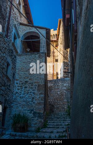 Santo Stefano di Sessanio village médiéval détails, bâtiments historiques en pierre, allée ancienne, vieille ville architecture en pierre. Abruzzes, Italie. Banque D'Images