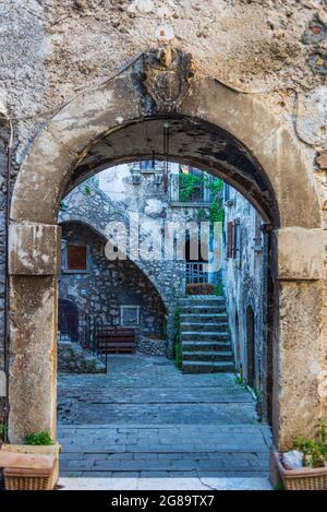 Santo Stefano di Sessanio village médiéval détails, bâtiments historiques en pierre, ancienne porte, vieille ville architecture en pierre. Abruzzes, Italie. Banque D'Images