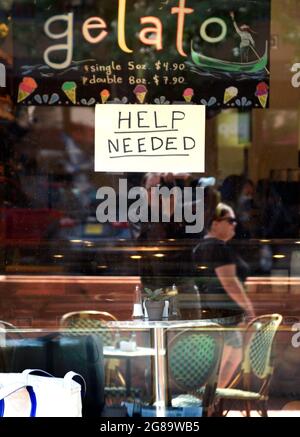 Un panneau Help Wanted collé au windwo d'un salon de glace et de glace et café à Santa Fe, Nouveau-Mexique. Banque D'Images