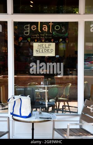 Un panneau Help Wanted collé au windwo d'un salon de glace et de glace et café à Santa Fe, Nouveau-Mexique. Banque D'Images