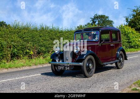 1936 Maroon d'avant-guerre d'Austin Ten berline 4dr, 1141cc essence en route vers Capesthorne Hall Classic de juillet spectacle de voiture, Cheshire, Royaume-Uni Banque D'Images