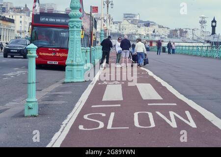 Des bus à impériale aux couleurs vives attendent les arrêts de bus pour récupérer les passagers pour leurs voyages le long de la côte, de Brighton à Eastbourne Banque D'Images