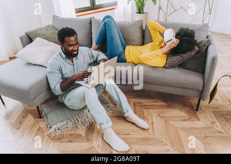 Beau couple afro-américain travaillant sur ordinateur portable appareil - couple moderne shopping en ligne Banque D'Images